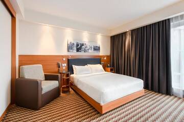 Фото номера Номер с кроватью размера «queen-size» Отель Hampton by Hilton Warsaw Airport г. Варшава 6