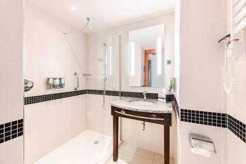 Фото номера Номер с кроватью размера «queen-size» Отель Hampton by Hilton Warsaw Airport г. Варшава 7