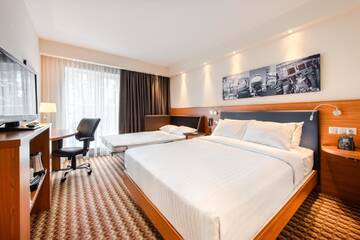 Фото номера Номер с кроватью &quot;queen-size&quot; и диван-кроватью Отель Hampton by Hilton Warsaw Airport г. Варшава 4