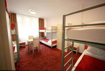 Фото номера Односпальная кровать в общем номере с 10 кроватями Хостелы eMKa Hostel г. Варшава 6