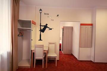 Фото номера Четырехместный номер с ванной комнатой Хостелы eMKa Hostel г. Варшава 4