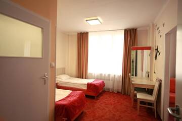 Фото номера Четырехместный номер с ванной комнатой Хостелы eMKa Hostel г. Варшава 5