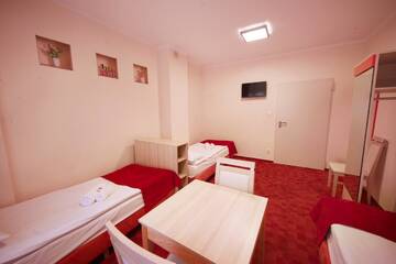 Фото номера Трехместный номер с общей ванной комнатой Хостелы eMKa Hostel г. Варшава 3