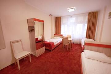 Фото номера Трехместный номер с общей ванной комнатой Хостелы eMKa Hostel г. Варшава 4