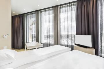 Фото номера Улучшенный двухместный номер с 1 кроватью Отель Sound Garden Hotel Airport г. Варшава 2