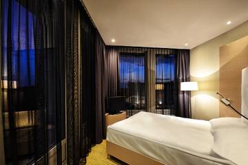 Фото номера Улучшенный двухместный номер с 1 кроватью Отель Sound Garden Hotel Airport г. Варшава 3