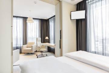 Фото номера Двухместный номер &quot;Гранд&quot; с 1 кроватью Отель Sound Garden Hotel Airport г. Варшава 3
