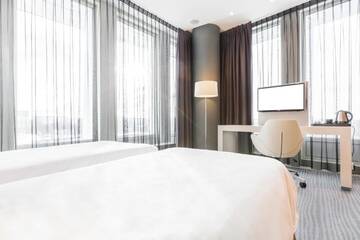 Фото номера Улучшенный двухместный номер с 2 отдельными кроватями Отель Sound Garden Hotel Airport г. Варшава 4