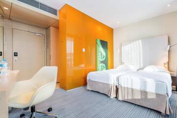 Фото номера Улучшенный двухместный номер с 2 отдельными кроватями Отель Sound Garden Hotel Airport г. Варшава 5