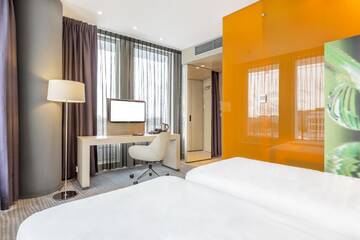 Фото номера Улучшенный двухместный номер с 2 отдельными кроватями Отель Sound Garden Hotel Airport г. Варшава 2