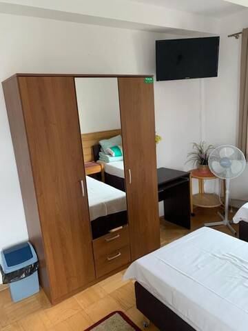 Фото номера Стандартный трехместный номер-студио Хостелы Hostel Tolek г. Варшава 5