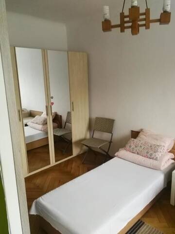 Фото номера Четырехместный номер с собственной ванной комнатой Хостелы Hostel Tolek г. Варшава 4