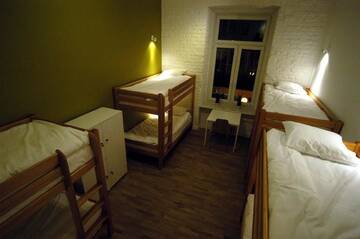 Фото номера Кровать в общем 8-местном номере для мужчин и женщин Хостелы Hostel Chmielna 5 Rooms &amp; Apartments г. Варшава 4
