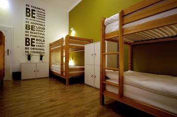 Фото номера Кровать в общем 8-местном номере для мужчин и женщин Хостелы Hostel Chmielna 5 Rooms &amp; Apartments г. Варшава 3