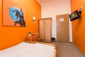 Фото номера Двухместный номер с 1 кроватью и общей ванной комнатой Хостелы Moon Hostel г. Варшава 4