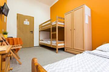 Фото номера Трехместный номер с общей ванной комнатой Хостелы Moon Hostel г. Варшава 2
