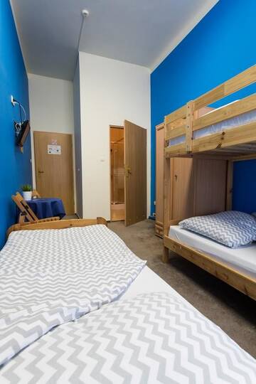 Фото номера Трехместный номер с собственной ванной комнатой Хостелы Moon Hostel г. Варшава 3