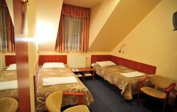 Фото номера Двухместный номер с 2 отдельными кроватями Отель Hotel Złote Dęby г. Варшава 2