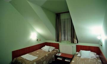 Фото номера Двухместный номер с 2 отдельными кроватями Отель Hotel Złote Dęby г. Варшава 3