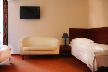 Фото номера Стандартный трехместный номер Отель Hotel Gordon г. Варшава 3