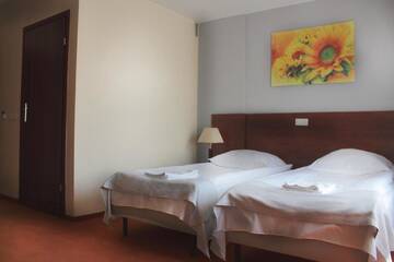 Фото номера Двухместный номер эконом-класса с 2 отдельными кроватями Отель Hotel Gordon г. Варшава 3
