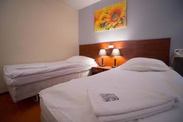 Фото номера Стандартный трехместный номер Отель Hotel Gordon г. Варшава 5