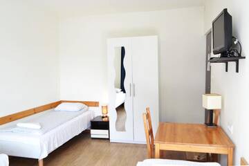Фото номера Трехместный номер с общей ванной комнатой Хостелы Smart2Stay U Jakuba г. Варшава 7