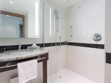Фото номера Номер с кроватью размера «queen-size» Отель Hampton by Hilton Warsaw City Centre г. Варшава 3