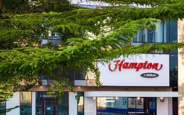 Фото номера Номер с кроватью размера «queen-size» Отель Hampton by Hilton Warsaw City Centre г. Варшава 4