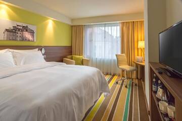 Фото номера Номер с кроватью размера «queen-size» Отель Hampton by Hilton Warsaw City Centre г. Варшава 2