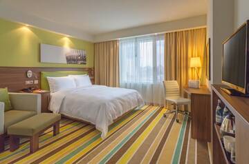 Фото номера Номер с кроватью размера «queen-size» Отель Hampton by Hilton Warsaw City Centre г. Варшава 5
