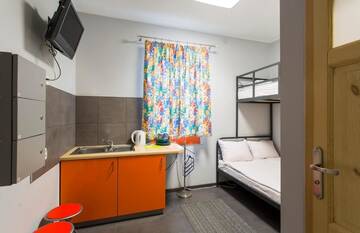 Фото номера Трехместный номер с собственной ванной комнатой Хостелы Hostel Siennicka г. Варшава 12