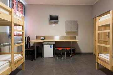Фото номера Четырехместный номер с общей ванной комнатой Хостелы Hostel Siennicka г. Варшава 10