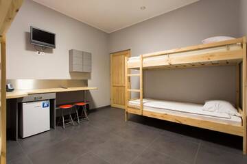Фото номера Четырехместный номер с общей ванной комнатой Хостелы Hostel Siennicka г. Варшава 11