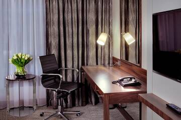 Фото номера Номер с кроватью размера «king-size» Отель DoubleTree by Hilton Hotel &amp; Conference Centre Warsaw г. Варшава 2