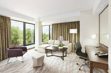 Фото номера Люкс с кроватью размера «king-size» Отель DoubleTree by Hilton Hotel &amp; Conference Centre Warsaw г. Варшава 2