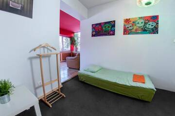 Фото номера Четырехместный номер с общей ванной комнатой Хостелы Wilanowska Hostel г. Варшава 7