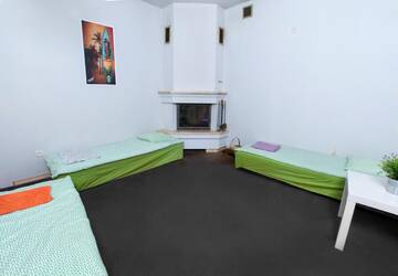 Фото номера Четырехместный номер с общей ванной комнатой Хостелы Wilanowska Hostel г. Варшава 8