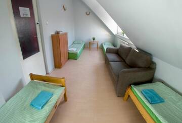 Фото номера Четырехместный номер с общей ванной комнатой Хостелы Wilanowska Hostel г. Варшава 3