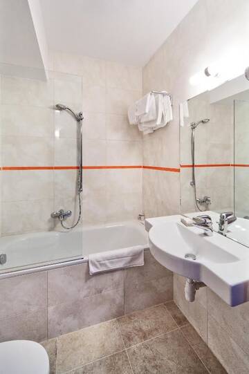 Фото номера Двухместный номер с 2 односпальными кроватями Отель Best Western Hotel Poleczki г. Варшава 9