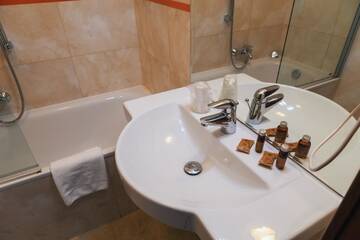 Фото номера Двухместный номер с 2 односпальными кроватями Отель Best Western Hotel Poleczki г. Варшава 3