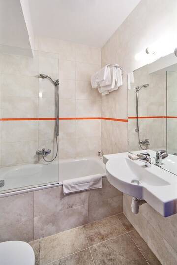 Фото номера Двухместный номер с 2 односпальными кроватями Отель Best Western Hotel Poleczki г. Варшава 2