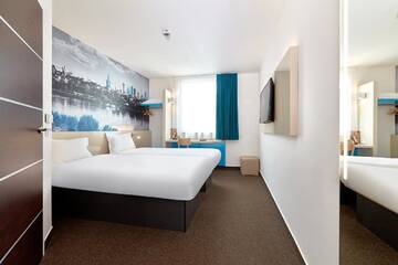 Фото номера Двухместный номер с 2 отдельными кроватями Отель B&amp;B Hotel Warszawa-Okęcie г. Варшава 3