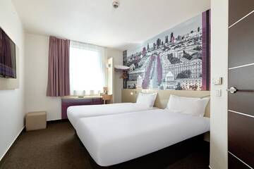 Фото номера Двухместный номер с 2 отдельными кроватями Отель B&amp;B Hotel Warszawa-Okęcie г. Варшава 4