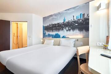 Фото номера Двухместный номер с 2 отдельными кроватями Отель B&amp;B Hotel Warszawa-Okęcie г. Варшава 2