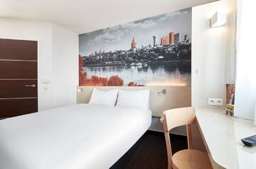 Фото номера Двухместный номер с 1 кроватью Отель B&amp;B Hotel Warszawa-Okęcie г. Варшава 3