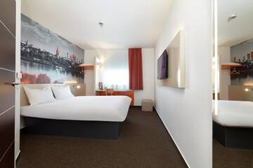 Фото номера Двухместный номер с 1 кроватью Отель B&amp;B Hotel Warszawa-Okęcie г. Варшава 4