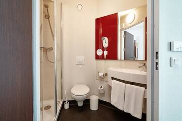 Фото номера Двухместный номер с 1 кроватью Отель B&amp;B Hotel Warszawa-Okęcie г. Варшава 8