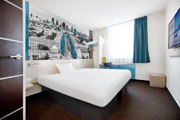 Фото номера Двухместный номер с 1 кроватью Отель B&amp;B Hotel Warszawa-Okęcie г. Варшава 12