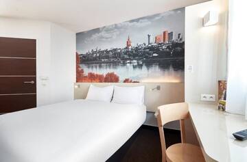 Фото номера Двухместный номер с 1 кроватью Отель B&amp;B Hotel Warszawa-Okęcie г. Варшава 10